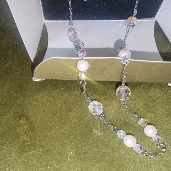 NIB Avon Faux Pearl and Crystal Illusion Gift Set - Picture 5 of 6